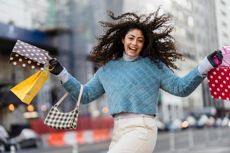 Tevreden vrouw na het shoppen